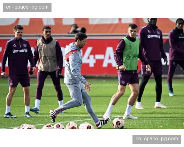 特写：老将阿隆索在澳大利亚站后的车库，独自进行赛后总结