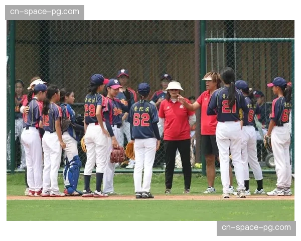 美国垒球基金会启动“校园钻石”计划，向500所中小学捐赠器材