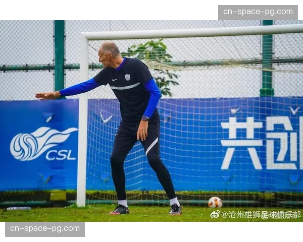 赛前踩场训练,沧州雄狮重点演练定位球攻防战术 赛前踩场训练,沧州雄狮重点演练定位球攻防战术