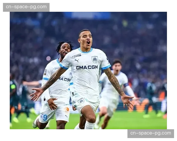 现场:雷恩主场对阵尼斯比赛因球迷向场内投掷物品中断五分钟 现场:雷恩主场对阵尼斯比赛因球迷向场内投掷物品中断五分钟