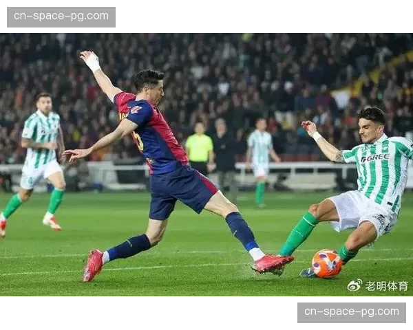 点球罚失后，南特前锋低头久久未动，对手上前安慰