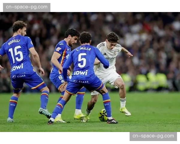 里昂锋线基石拉卡泽特拒绝英超报价，确认留守球队