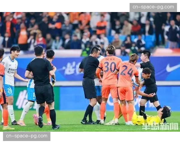 青岛德比VAR多次介入，叶博亚边路突破制造威胁但进球被吹